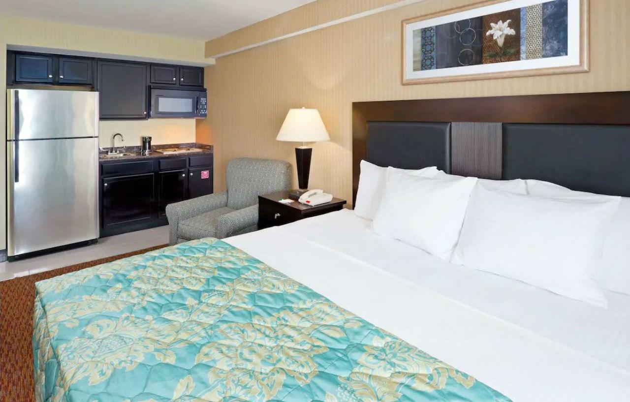 La Quinta Inn By Wyndham West Long Branch Nj Shore Area Экстерьер фото
